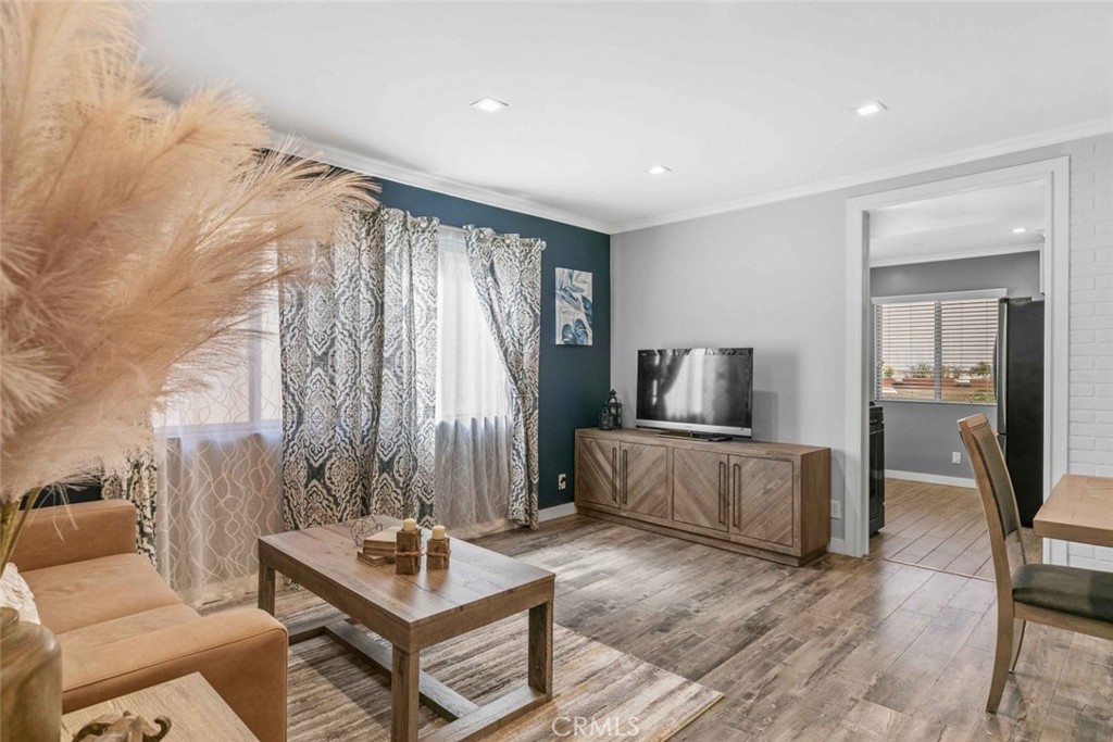 600 W Stocker Street 208