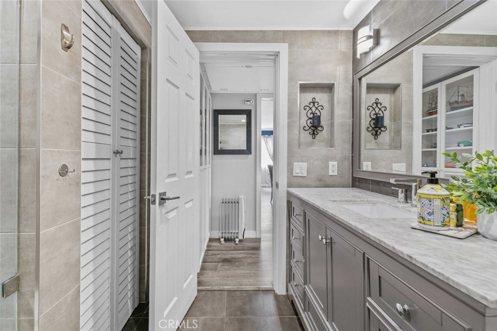 600 W Stocker Street 208