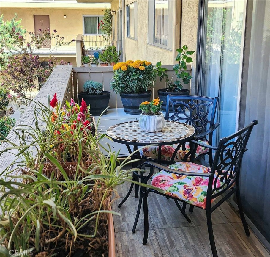 600 W Stocker Street 208