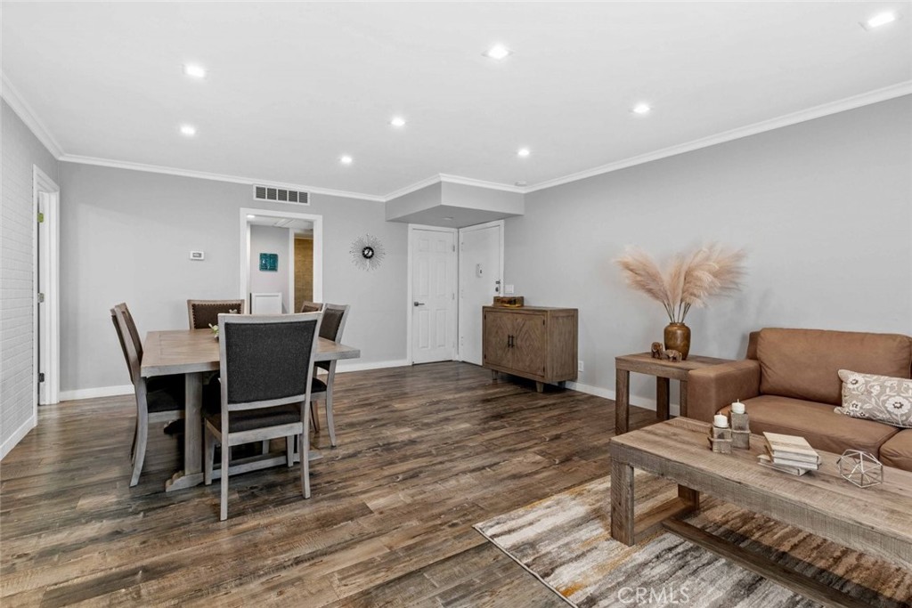 600 W Stocker Street 208