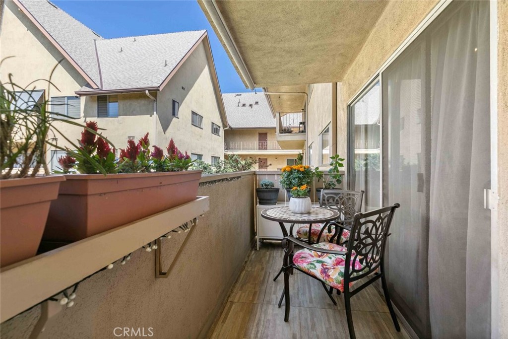 600 W Stocker Street 208