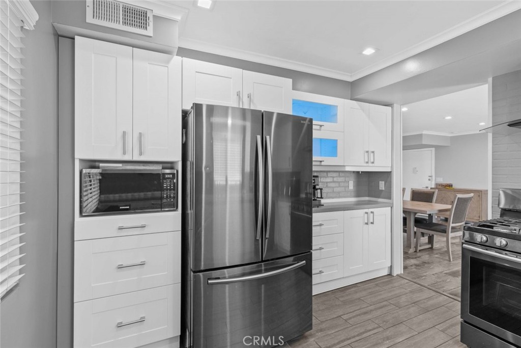 600 W Stocker Street 208