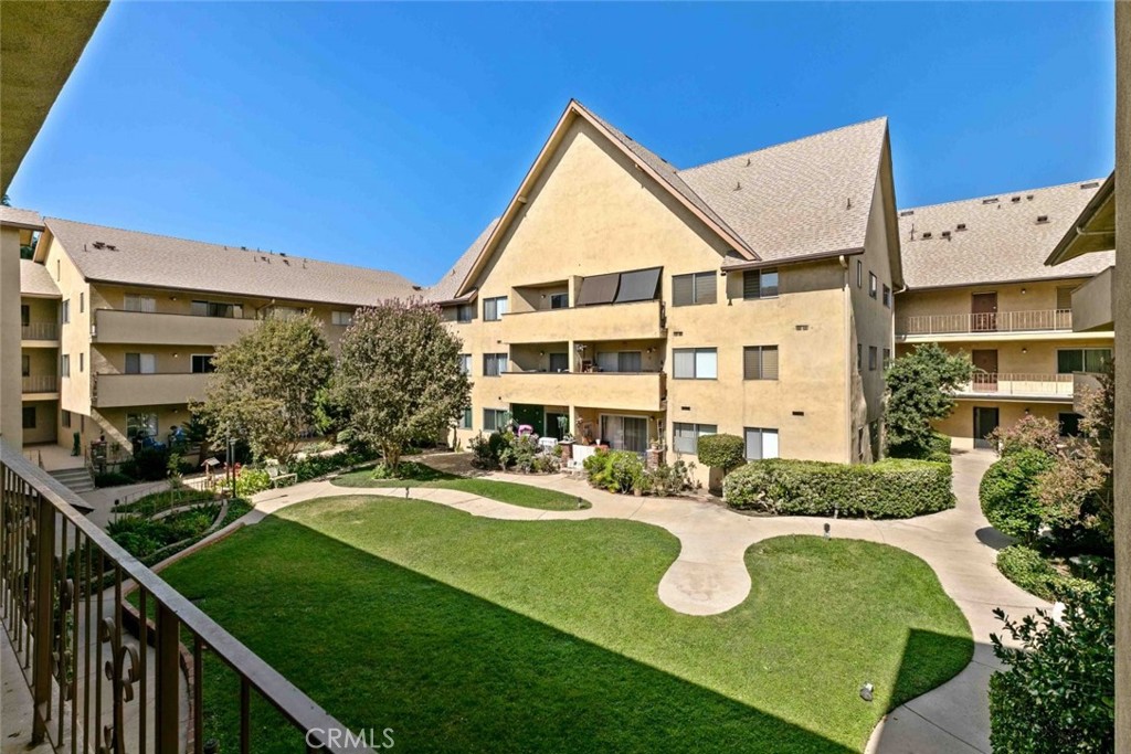 600 W Stocker Street 208