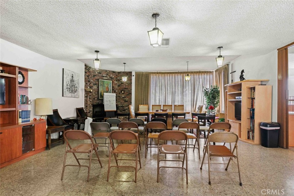 600 W Stocker Street 208