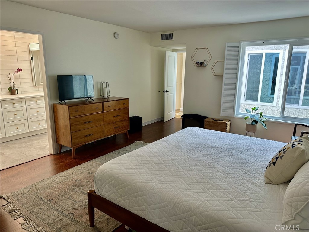 11738 Moorpark Street L