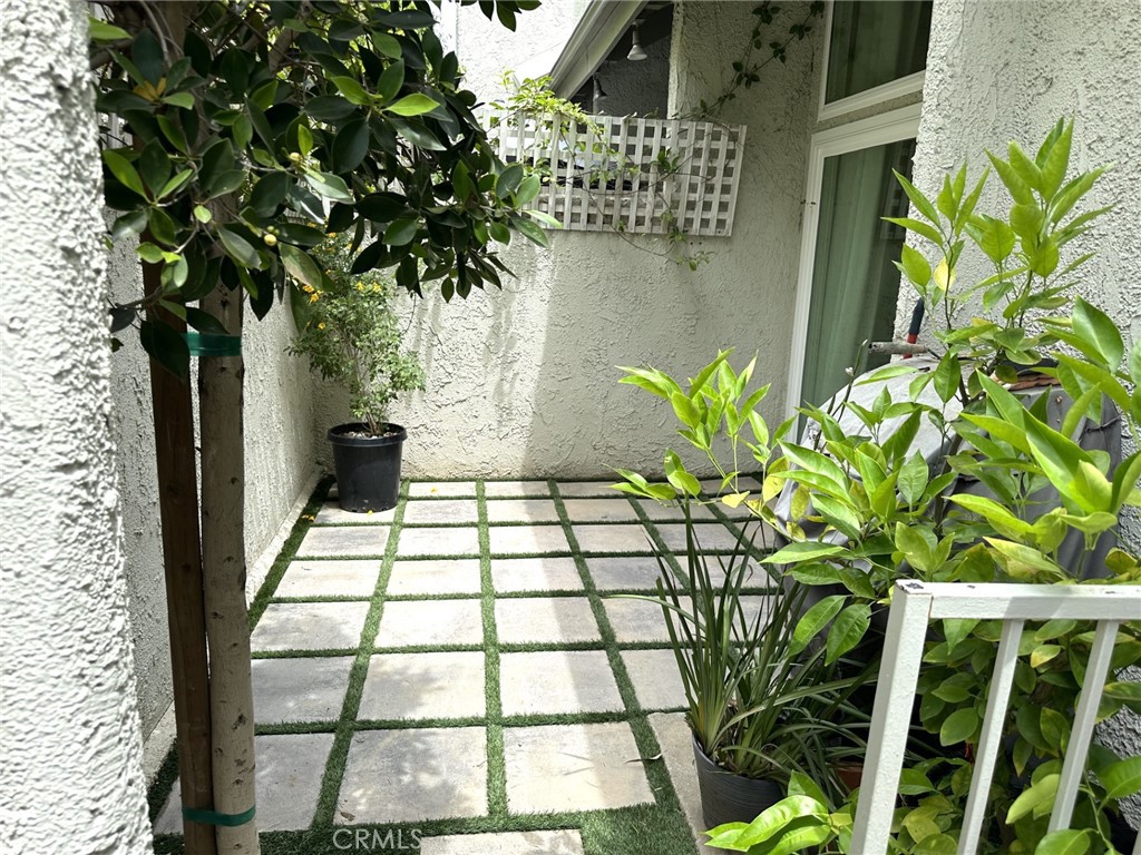 11738 Moorpark Street L