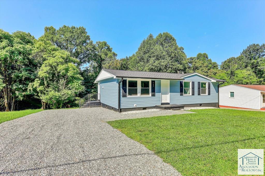 740 Chestnut Knob Rd