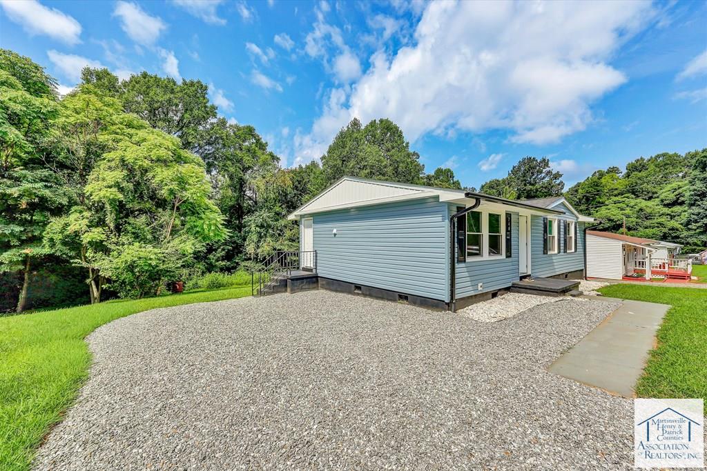 740 Chestnut Knob Rd