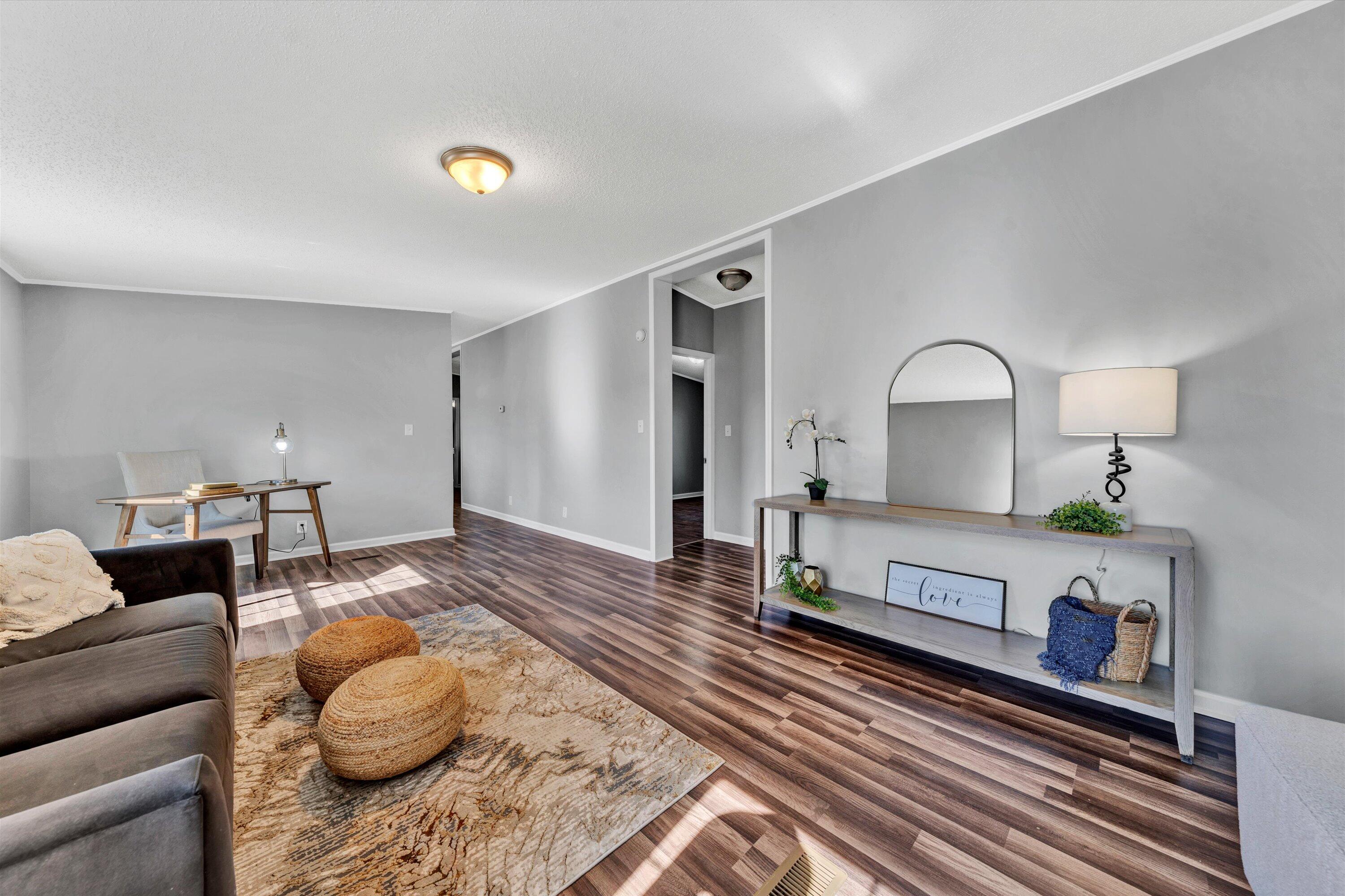878 Colonial Tpke