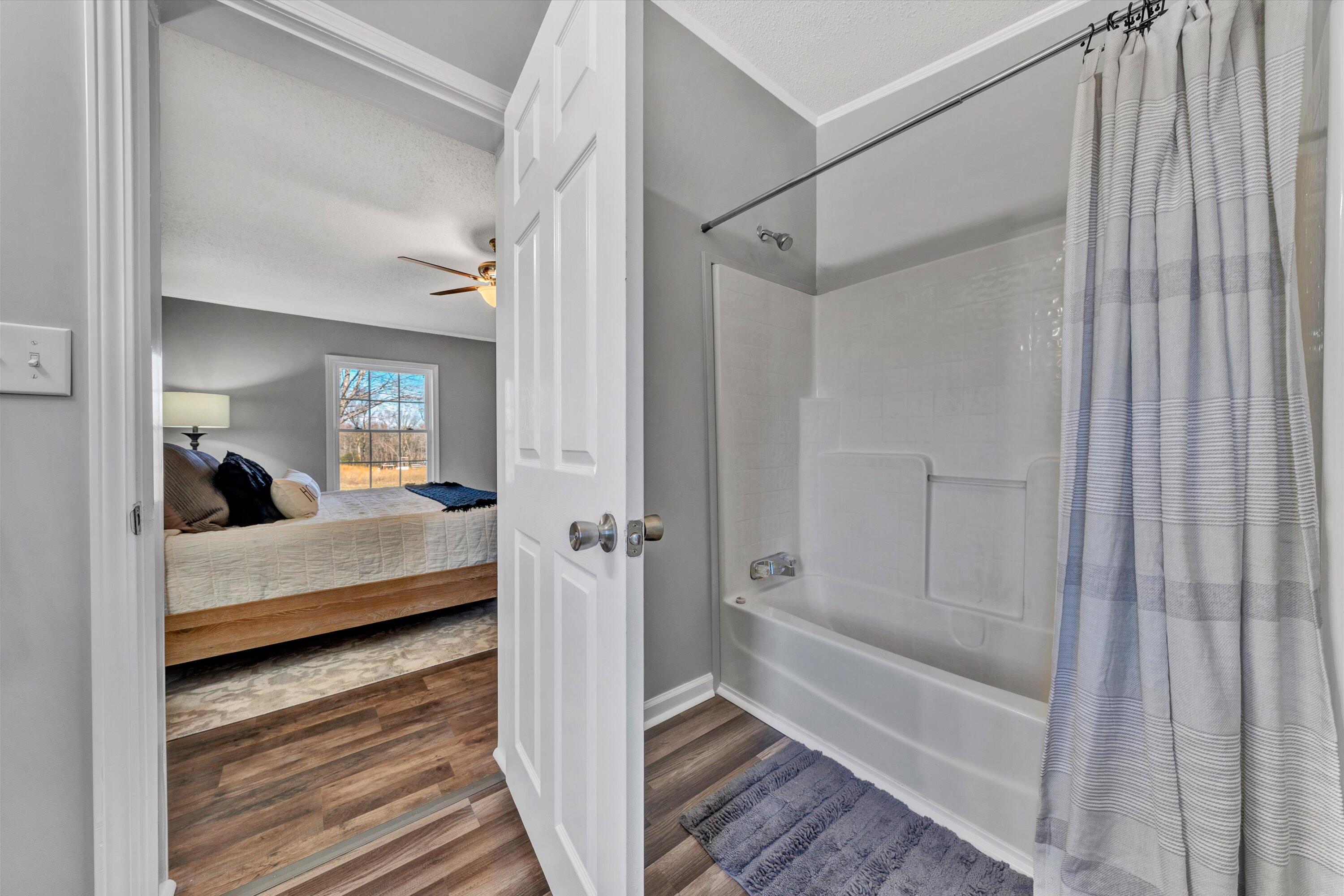 878 Colonial Tpke