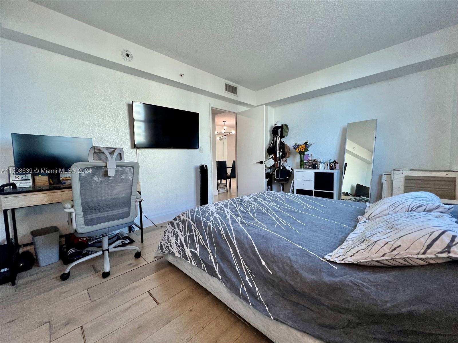 7501 E Treasure Dr # 3L