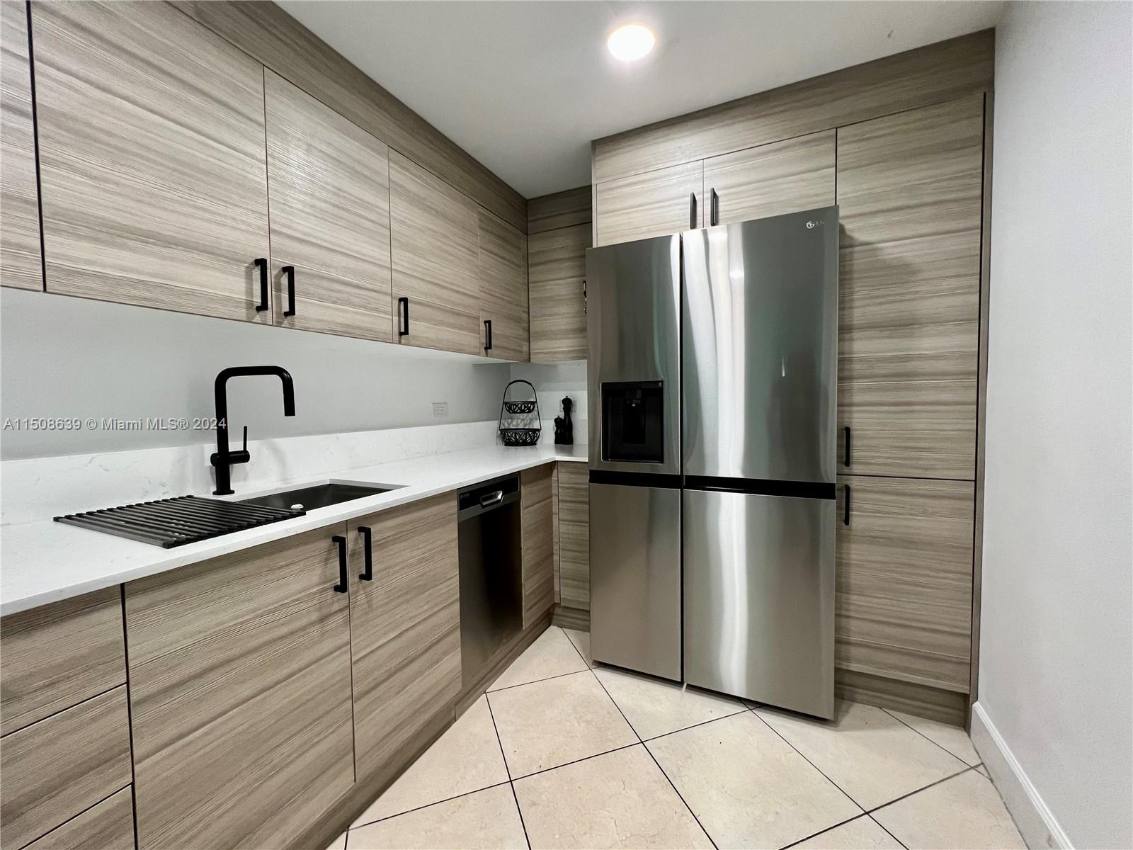 7501 E Treasure Dr # 3L