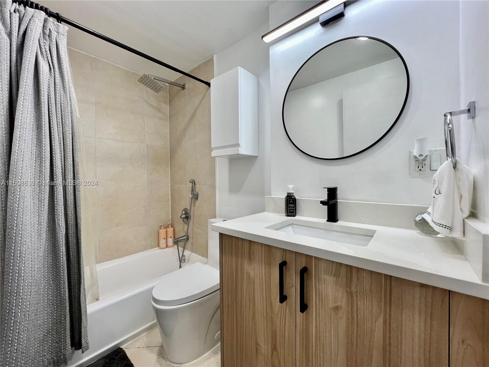 7501 E Treasure Dr # 3L