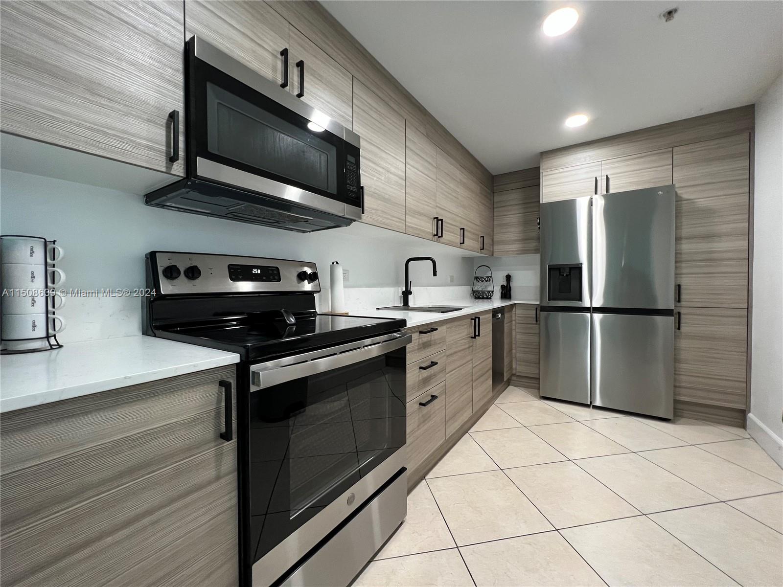 7501 E Treasure Dr # 3L