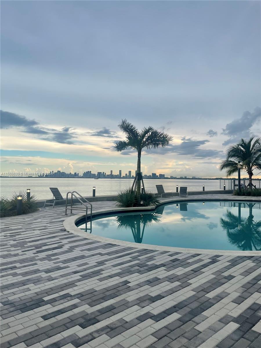 7501 E Treasure Dr # 3L