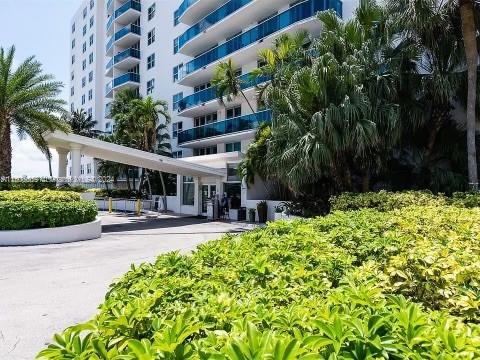 7501 E Treasure Dr # 3L