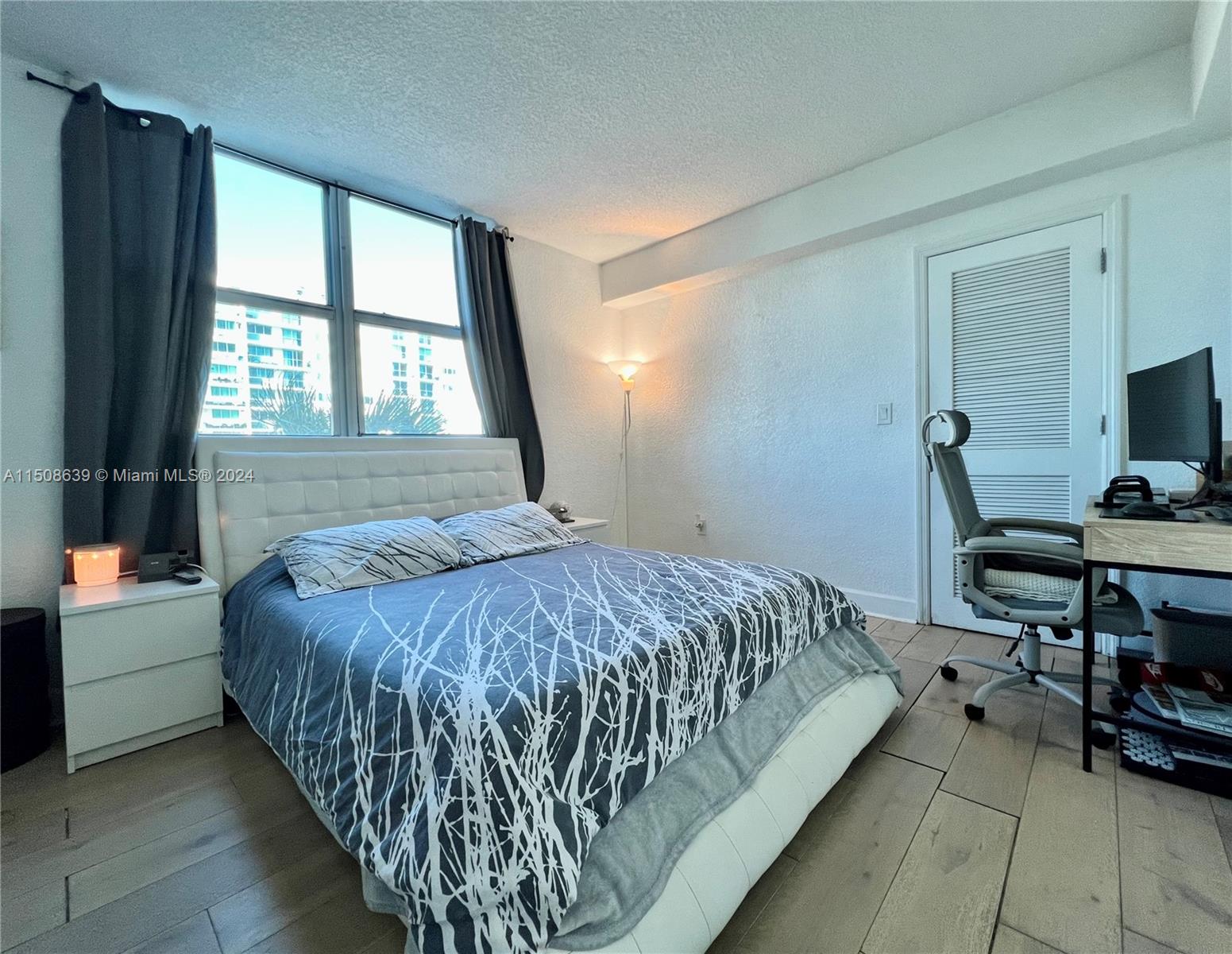 7501 E Treasure Dr # 3L