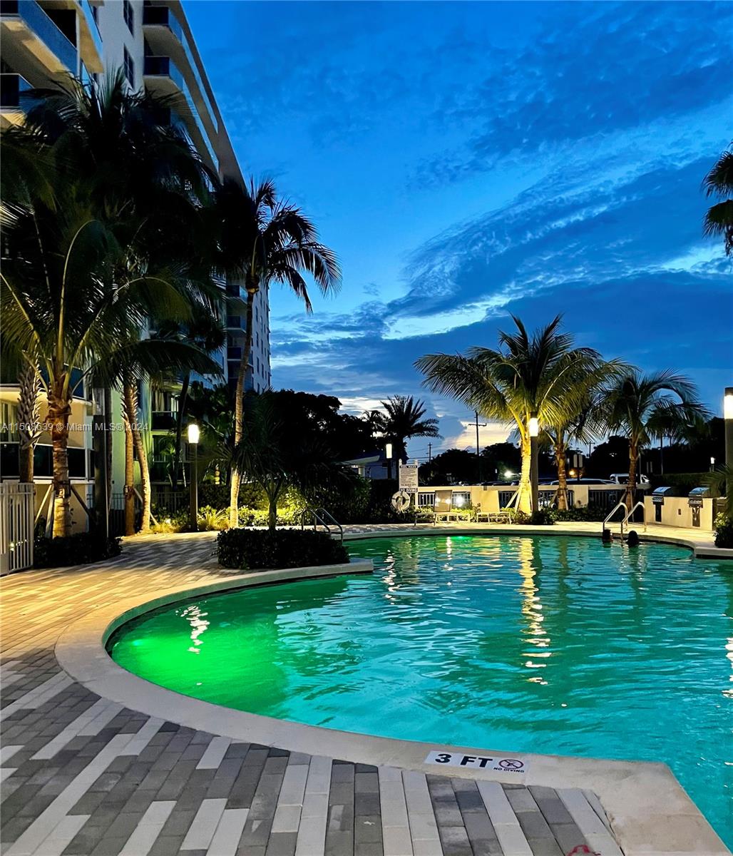 7501 E Treasure Dr # 3L