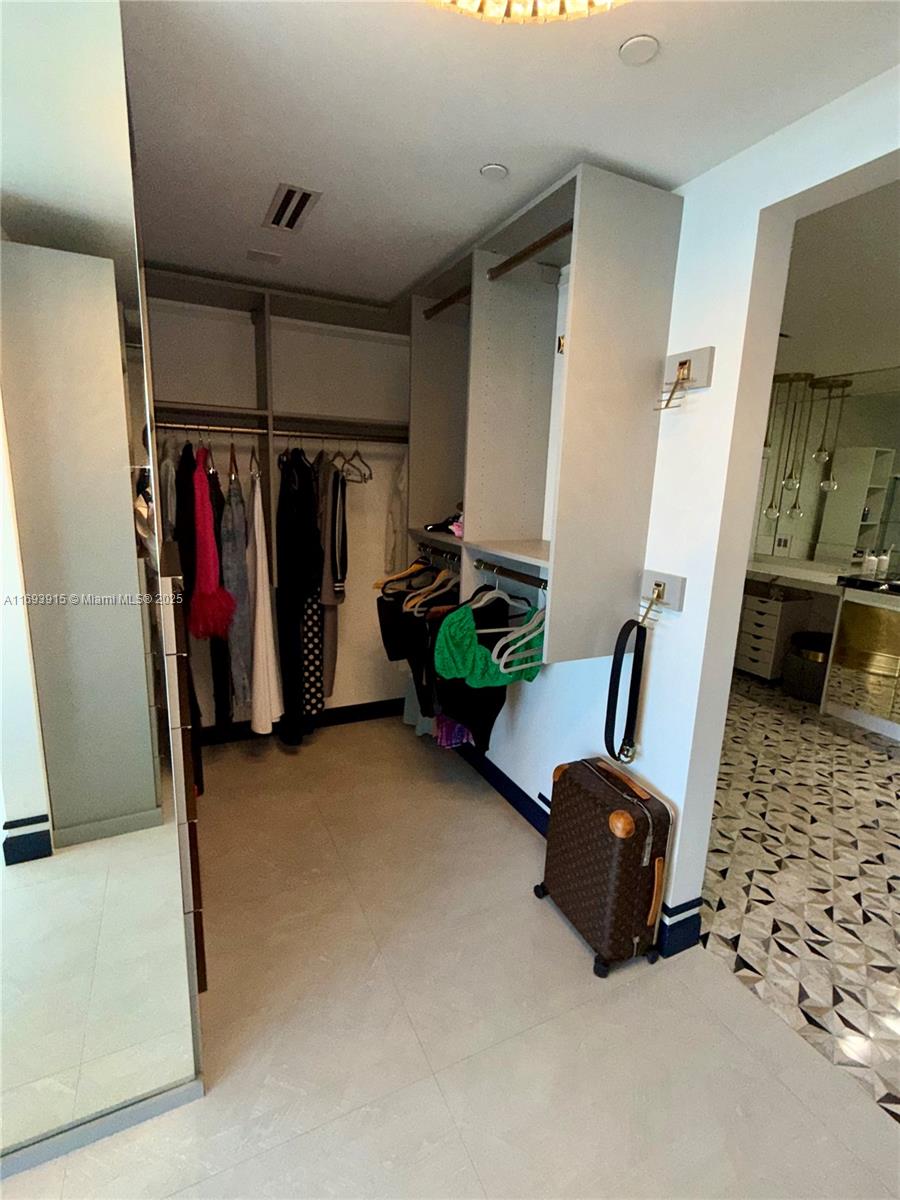 488 NE 18th St # 4015