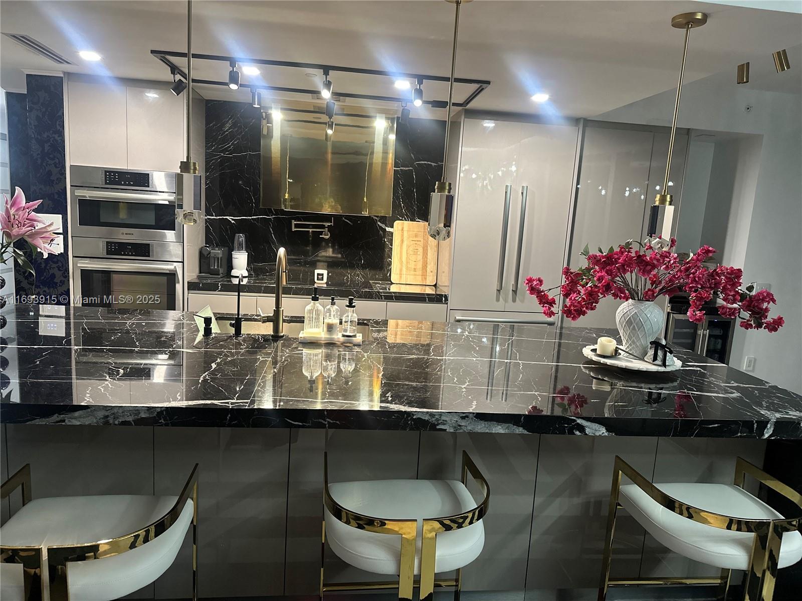 488 NE 18th St # 4015