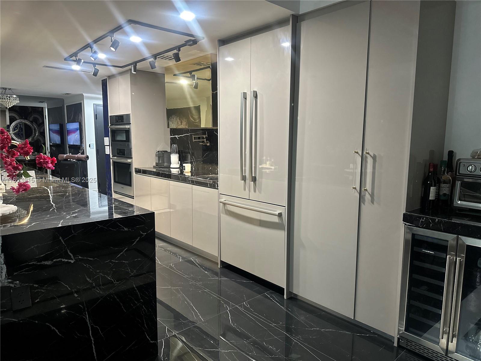 488 NE 18th St # 4015