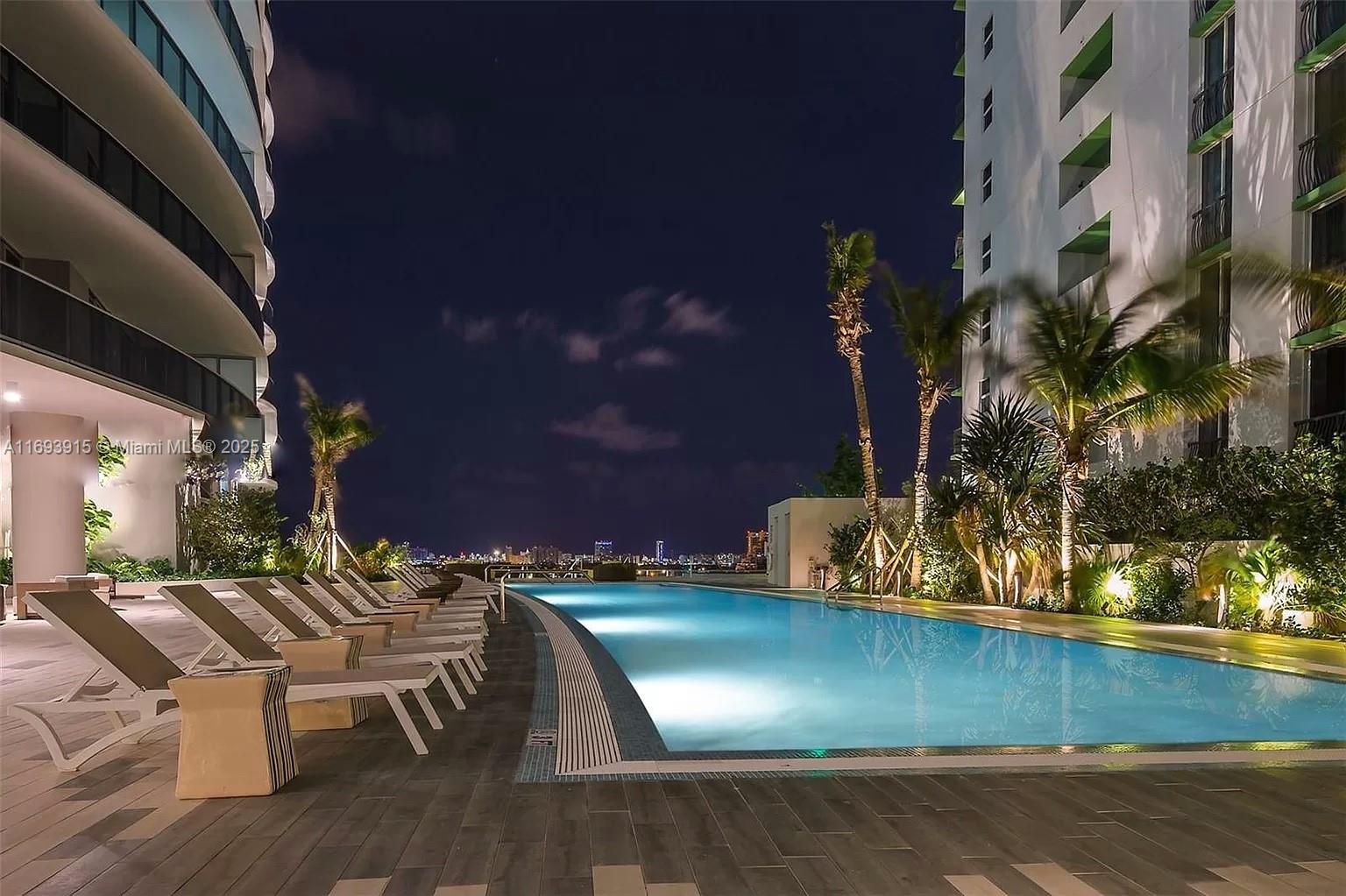 488 NE 18th St # 4015