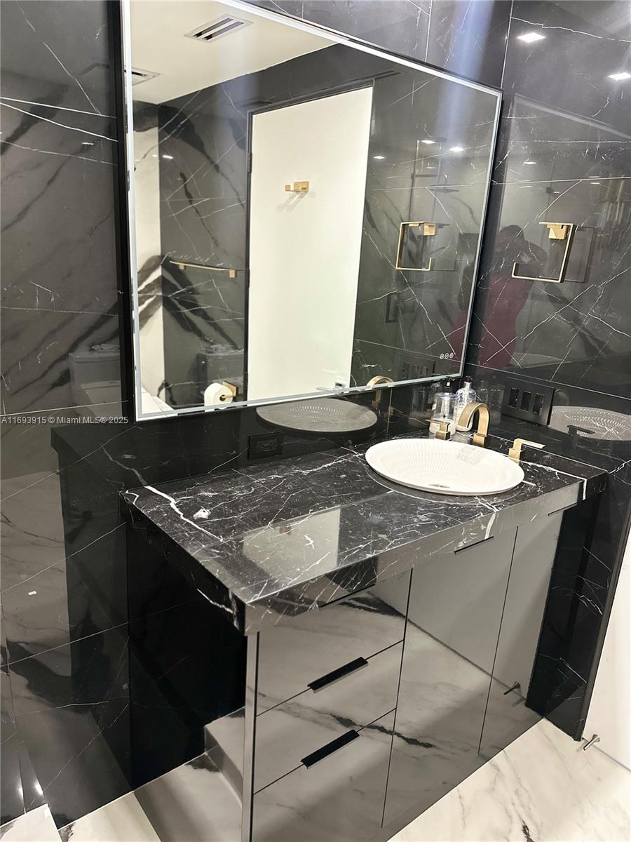 488 NE 18th St # 4015