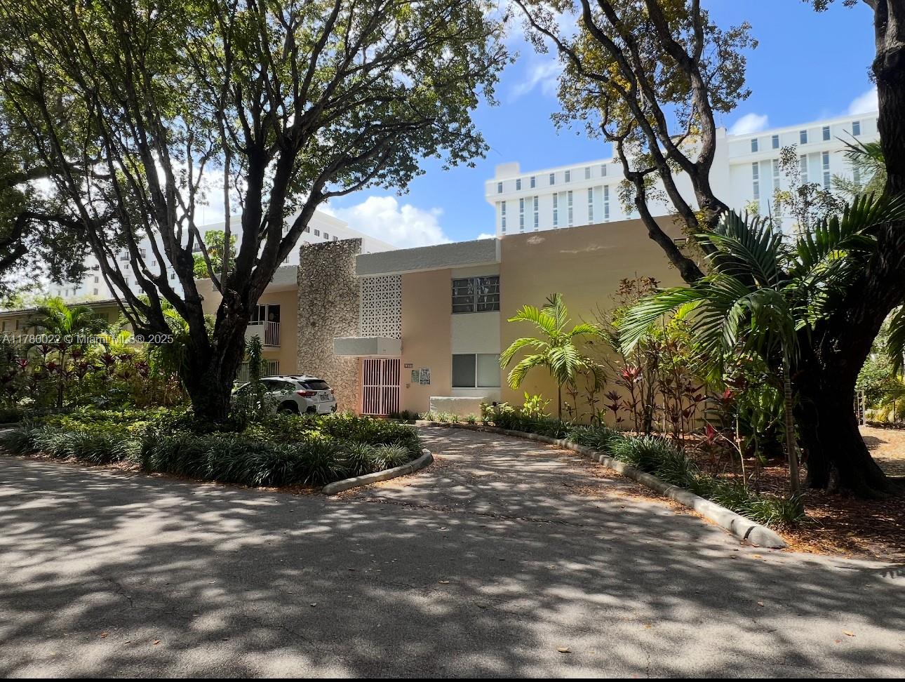 1235 Mariposa Ave # 1