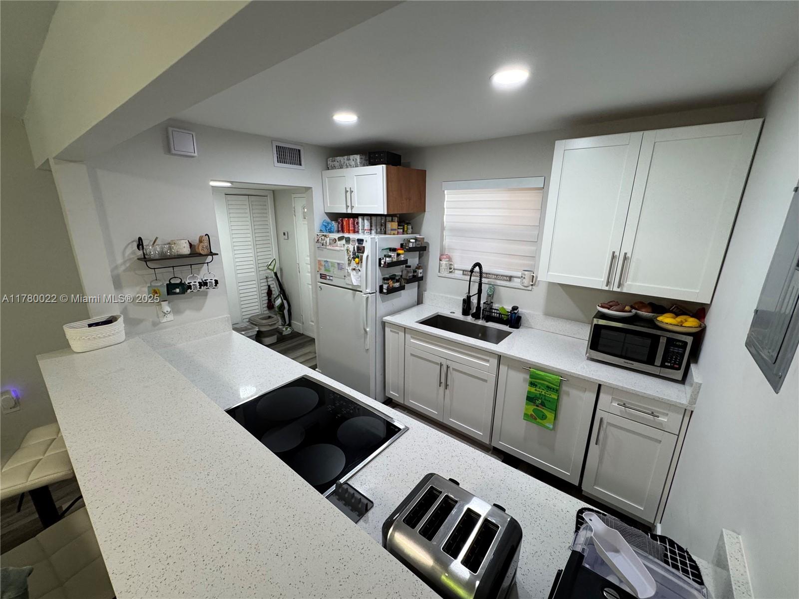 1235 Mariposa Ave # 1
