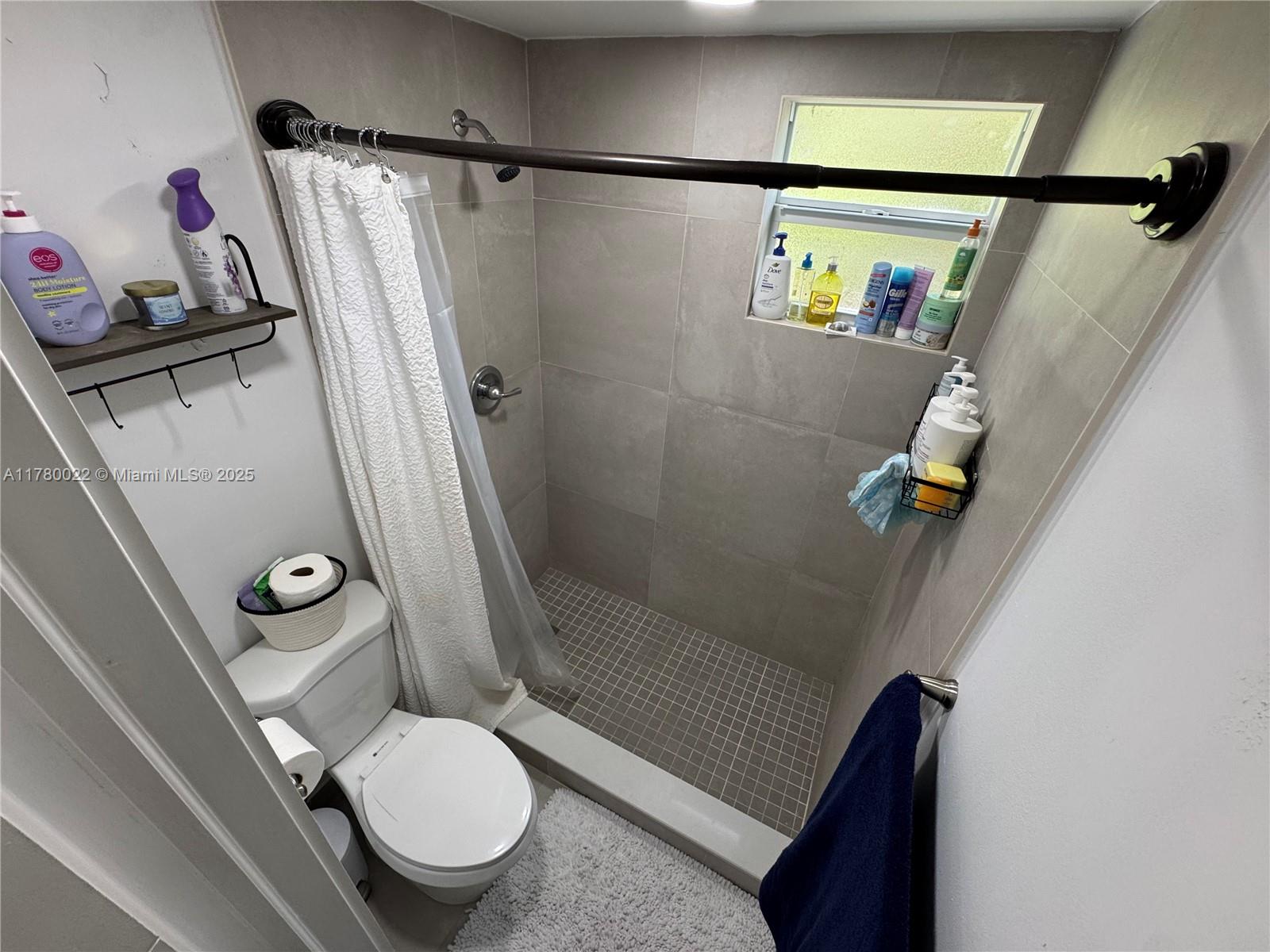 1235 Mariposa Ave # 1