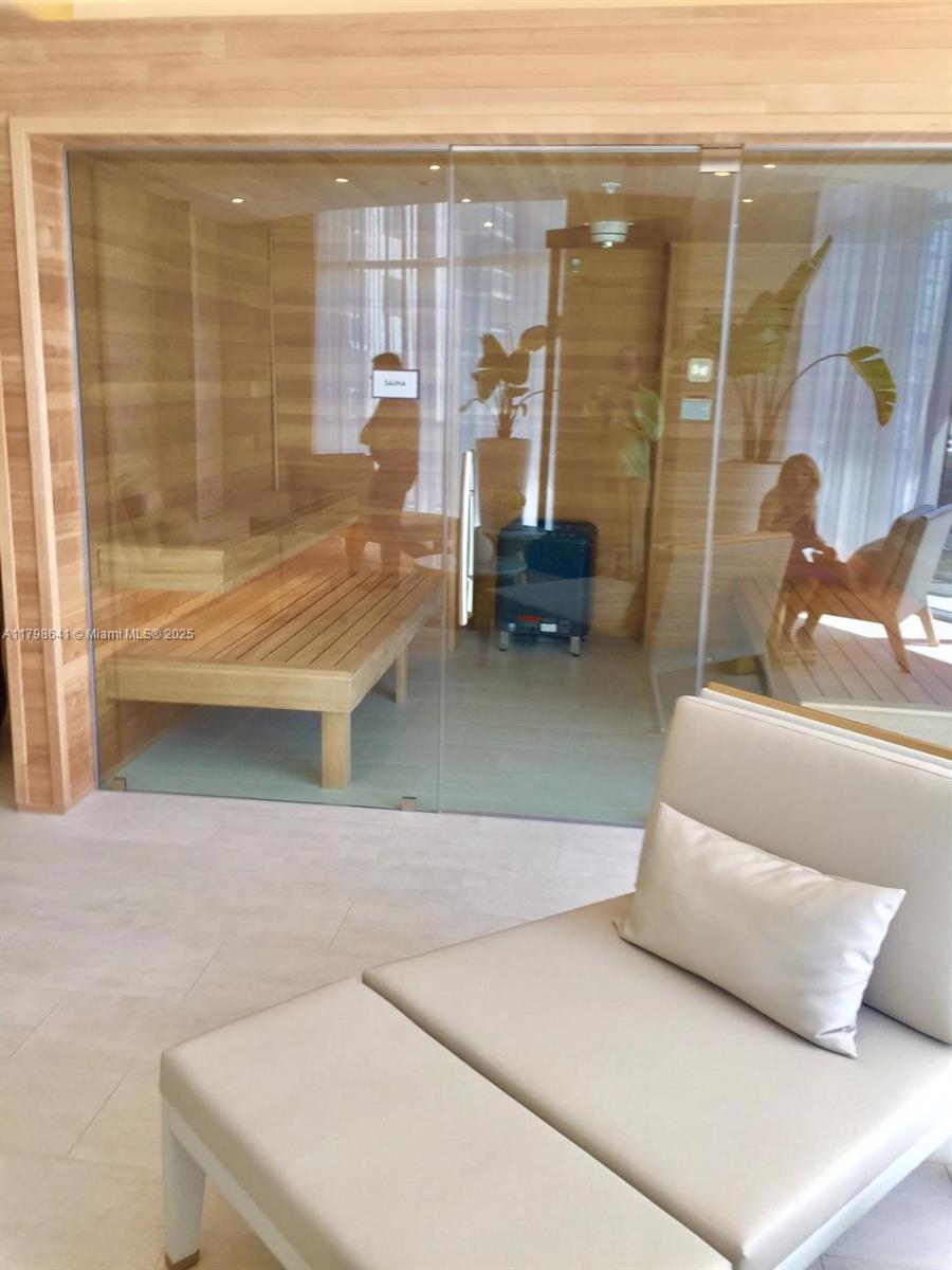 488 NE 18th St # 4909