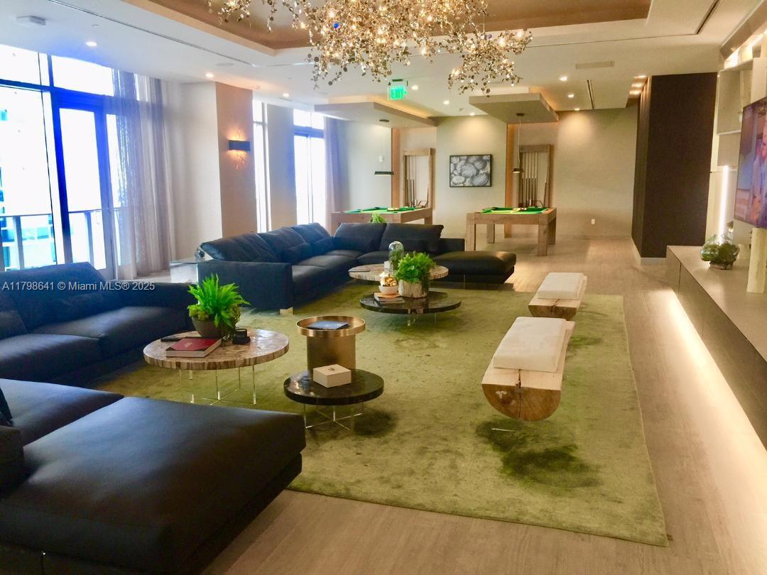 488 NE 18th St # 4909