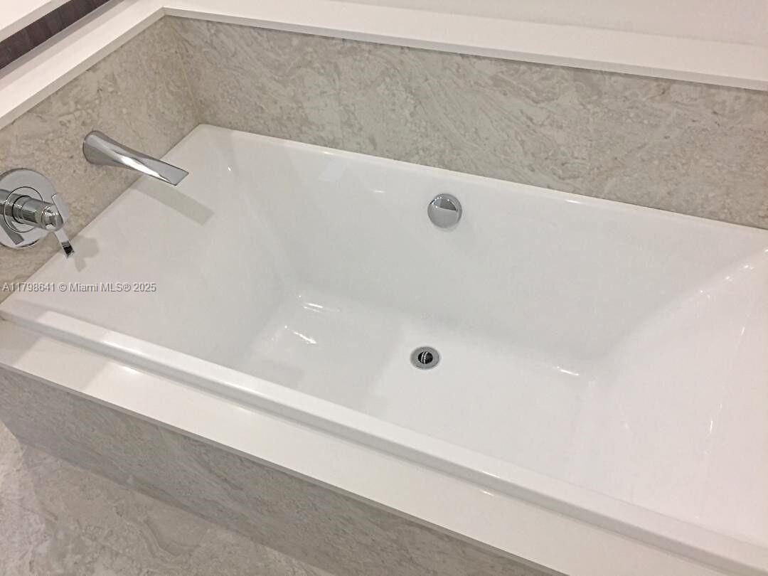 488 NE 18th St # 4909