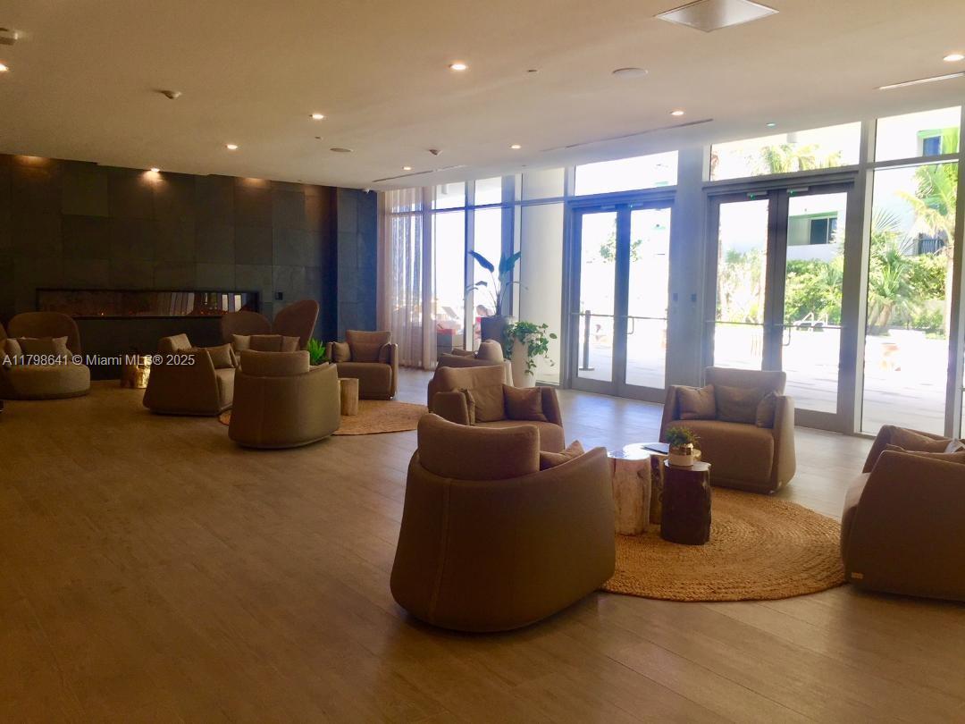 488 NE 18th St # 4909