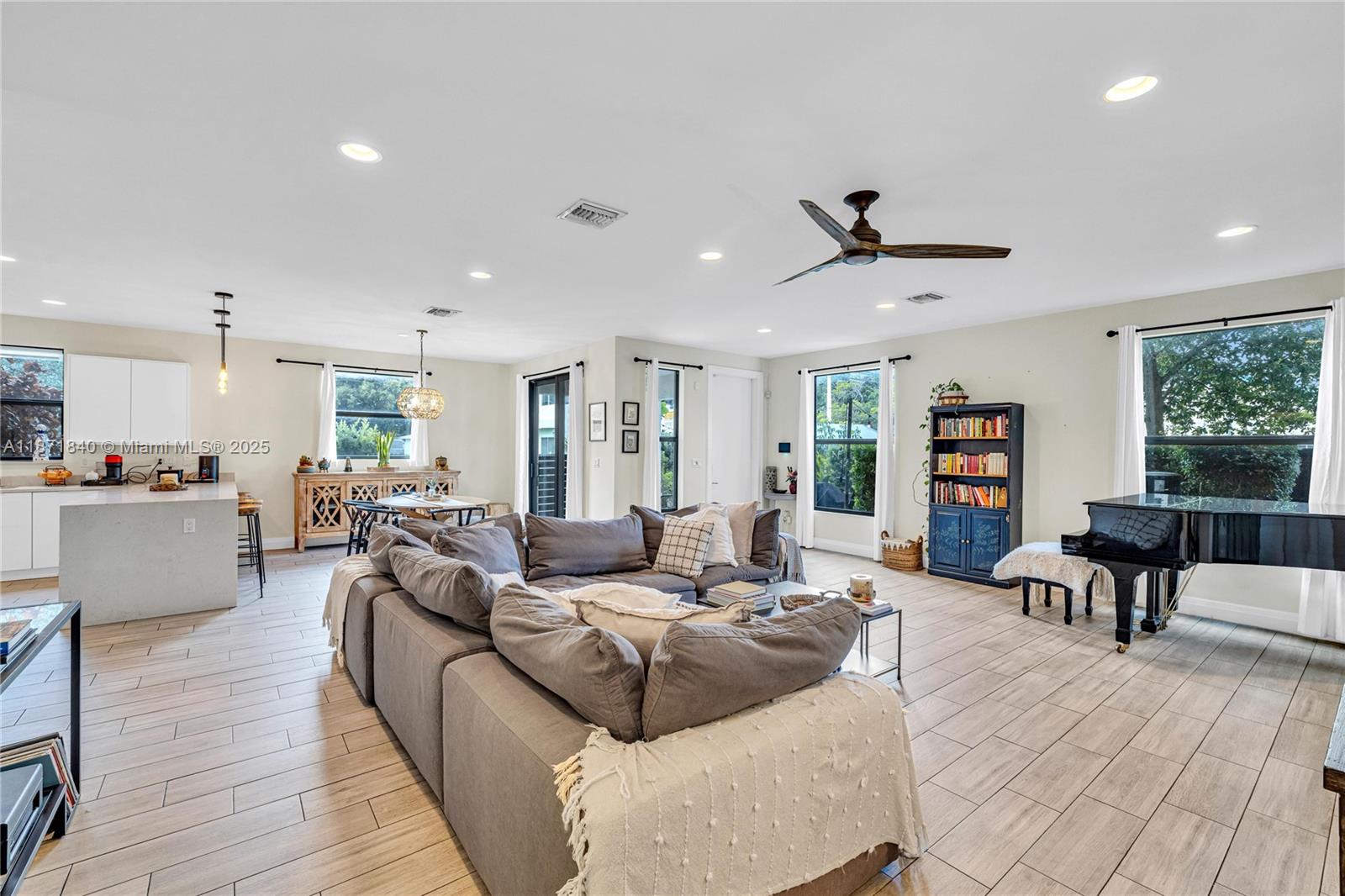 233 NE 11th St