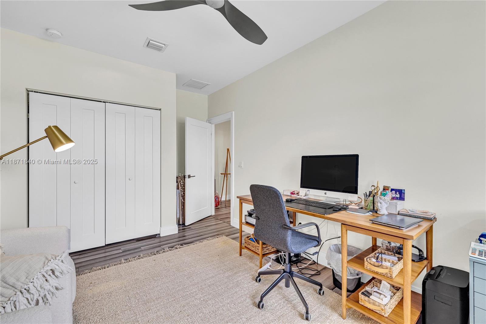 233 NE 11th St