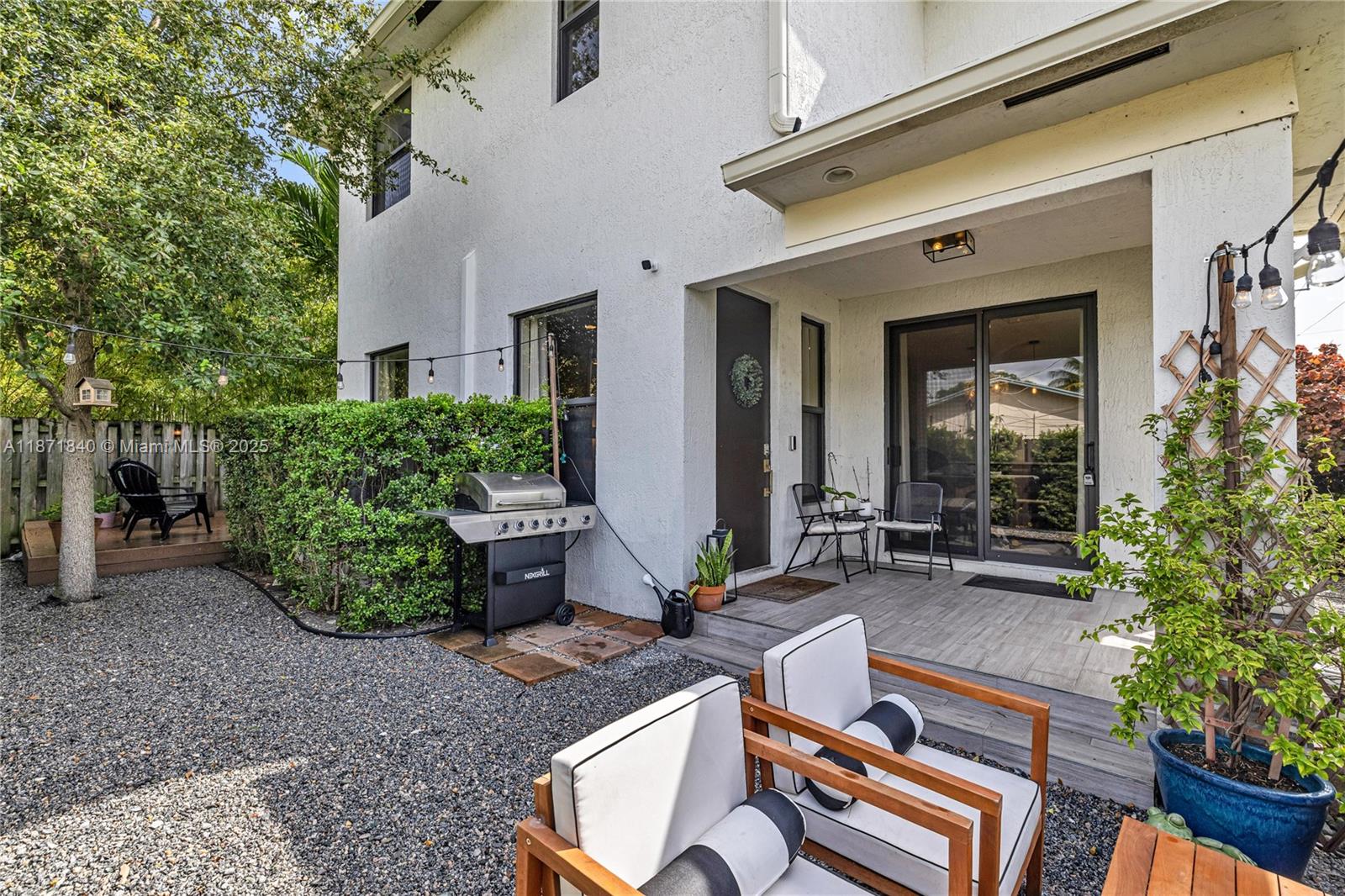 233 NE 11th St