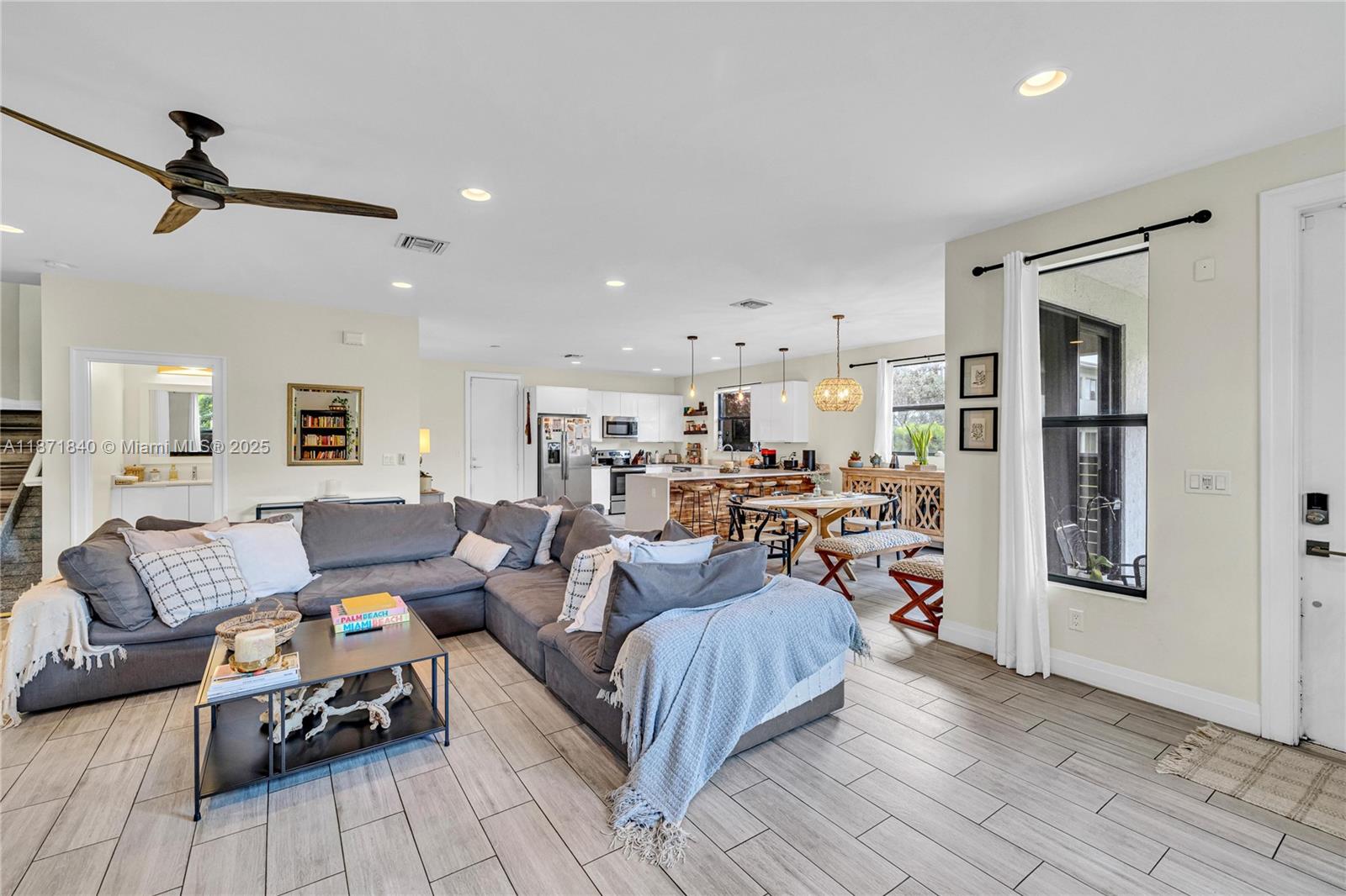 233 NE 11th St