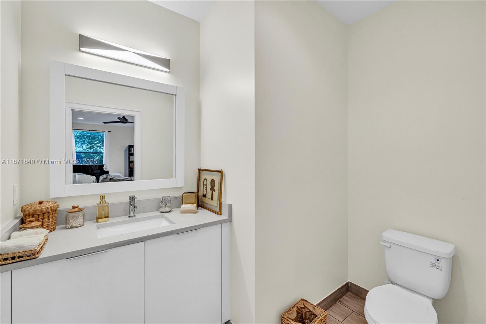 233 NE 11th St