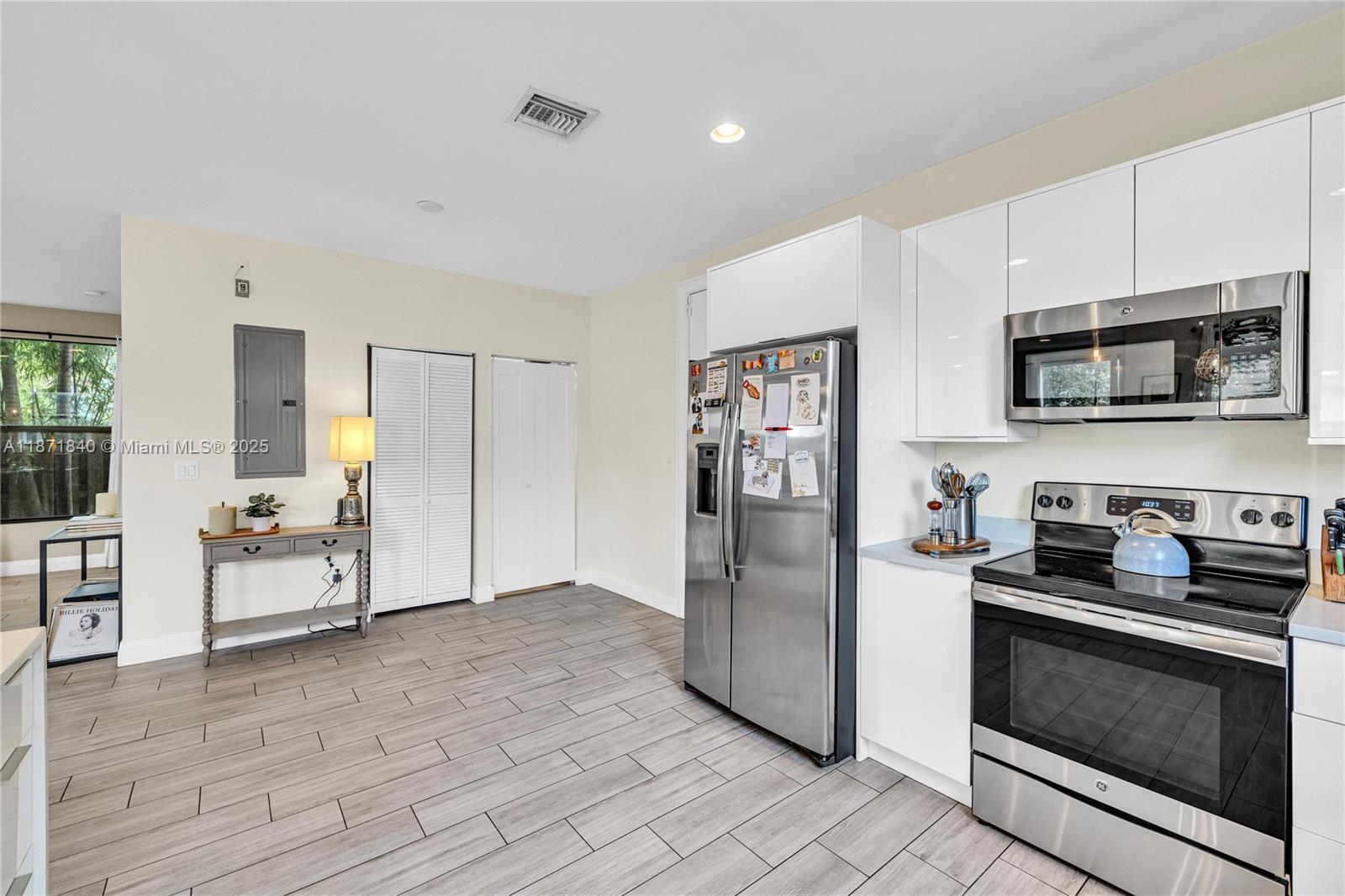 233 NE 11th St