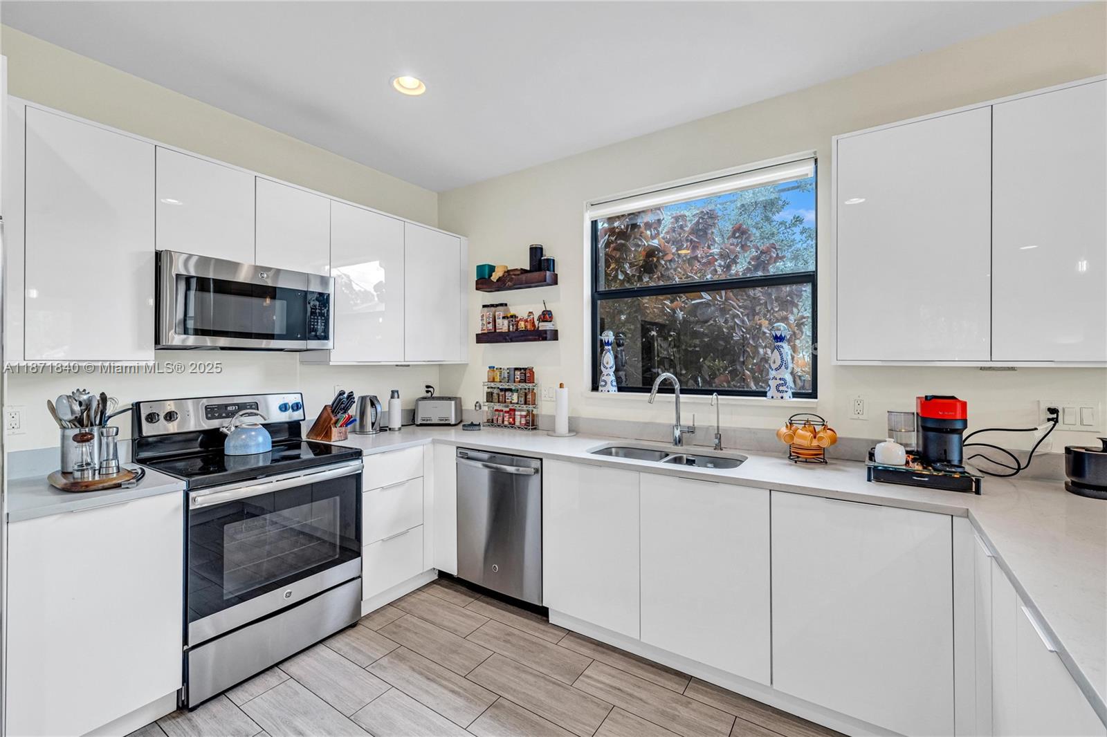 233 NE 11th St