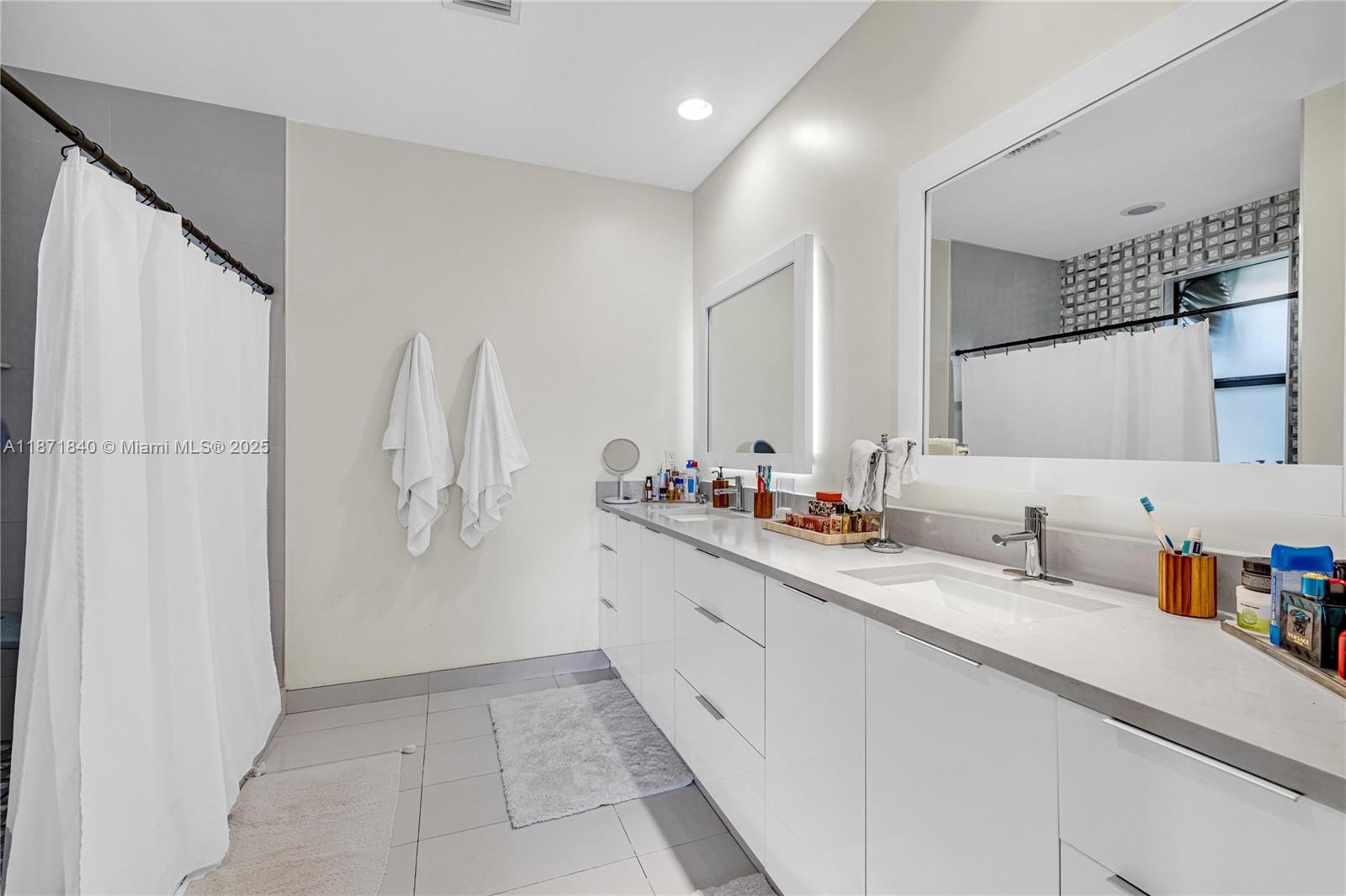 233 NE 11th St