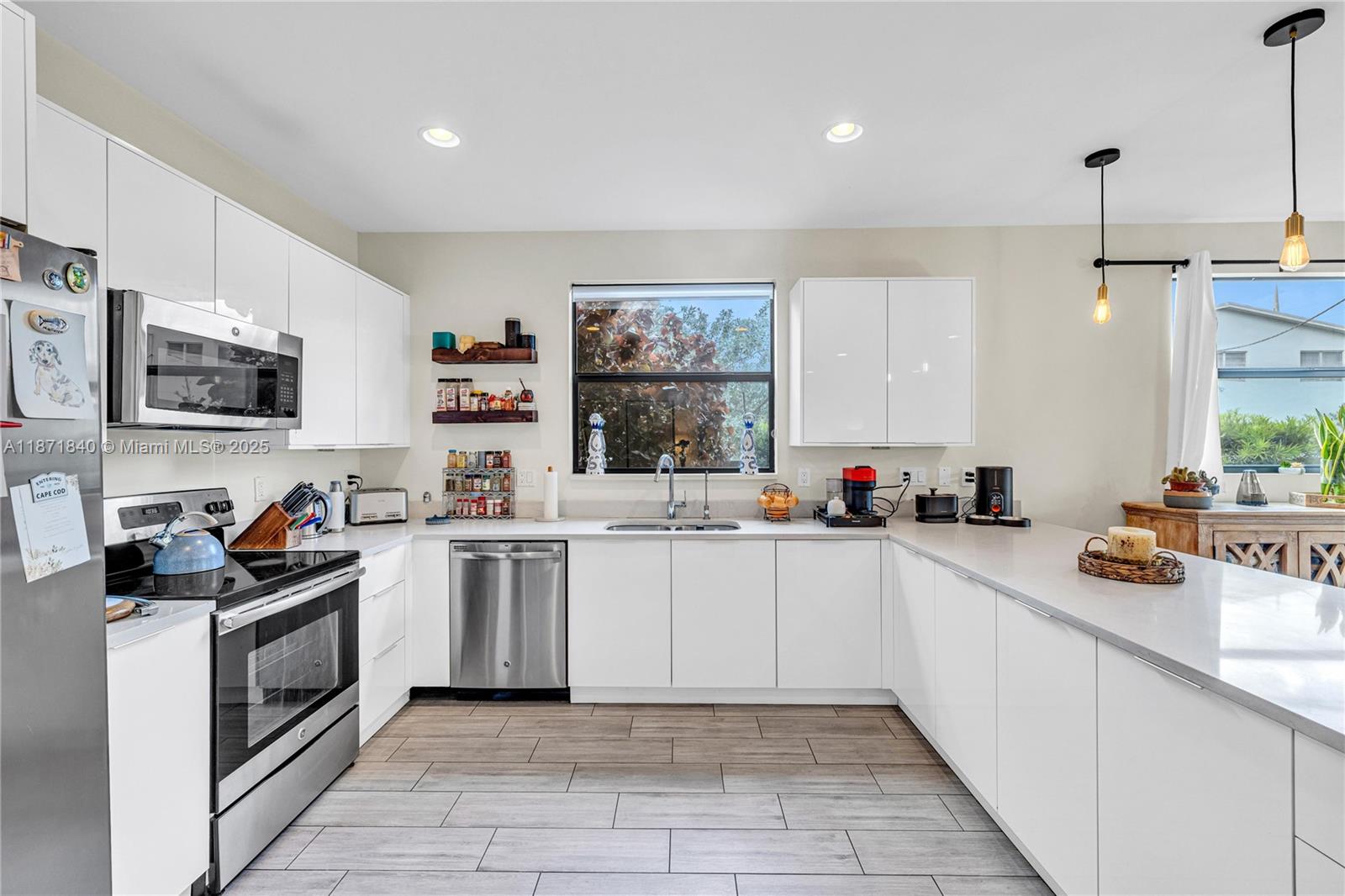 233 NE 11th St