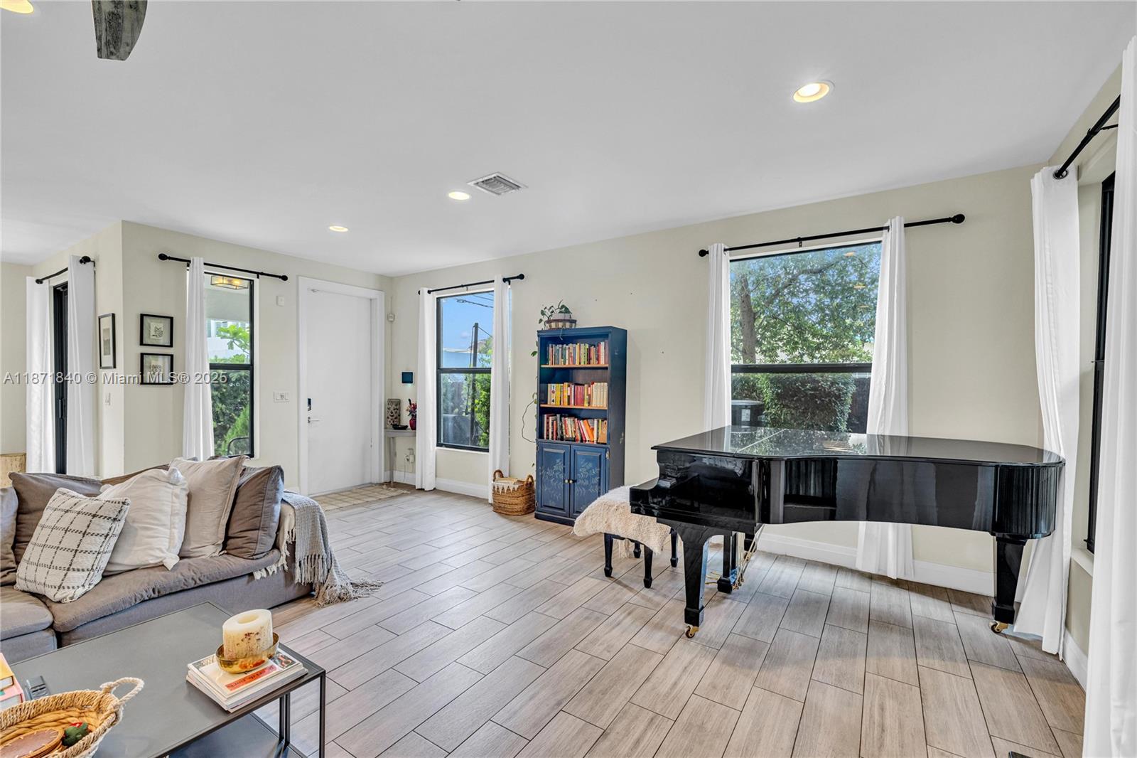 233 NE 11th St