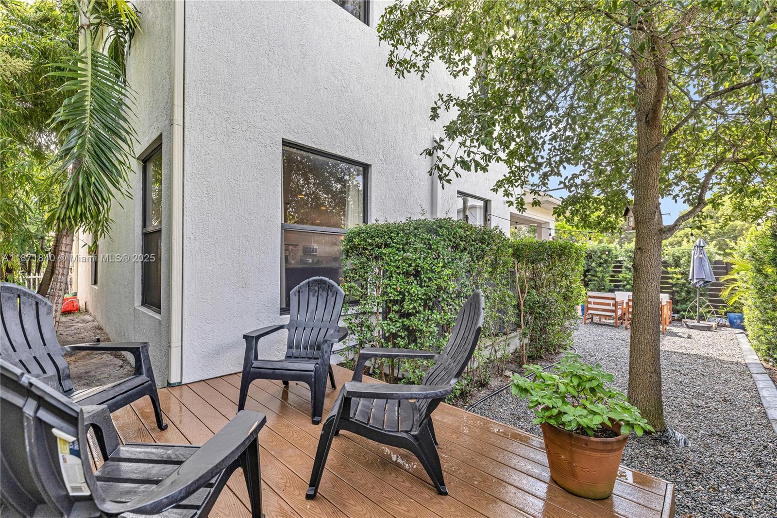 233 NE 11th St
