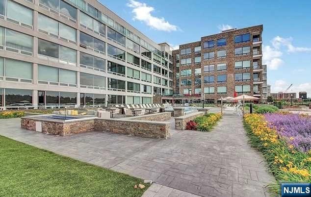 9 Somerset Lane 605