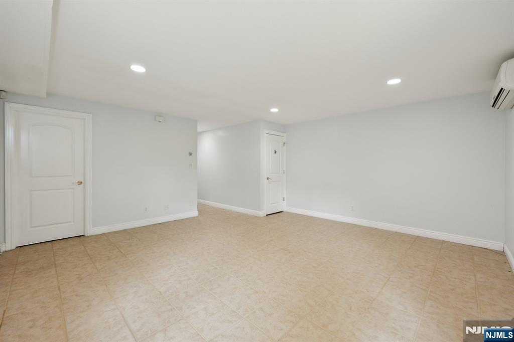 285 Knox Avenue