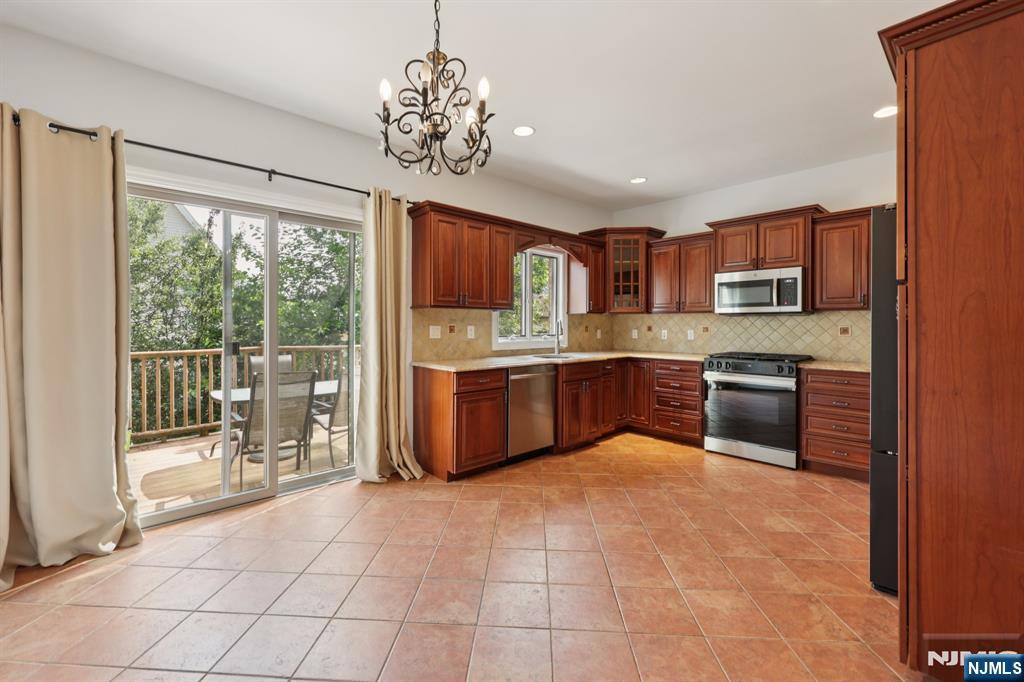285 Knox Avenue