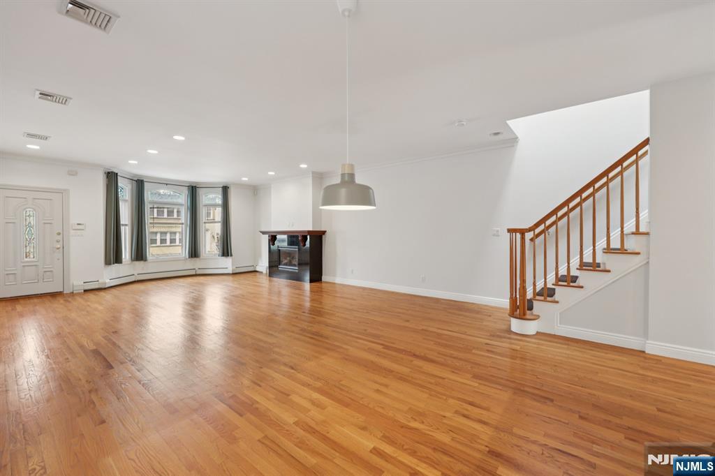 285 Knox Avenue