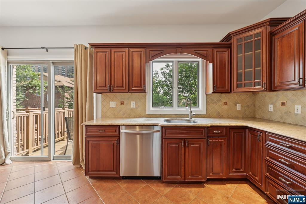 285 Knox Avenue